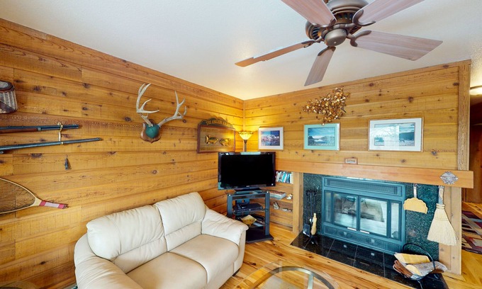 Elkhorn Village Condo | Lovely condo with pool, fireplace, hot tub, tennis, skiing, sauna & W/D