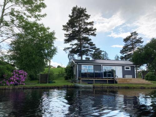 Bankeryd House | Lovely cottage in Bankeryd with a panoramic view of the lake