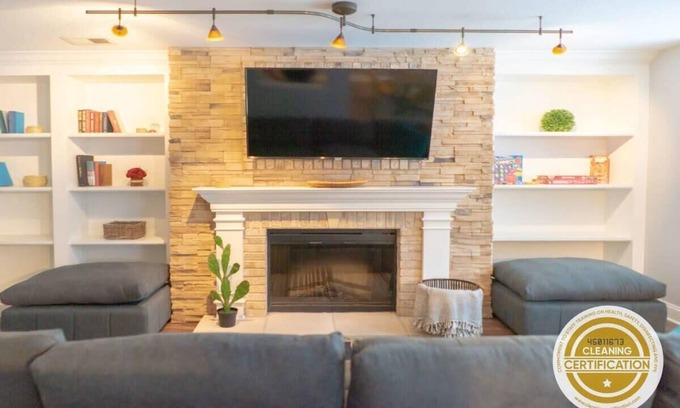 Central West End Condo | Lovely CWE 2BR | Private Parking /ABODEbucks