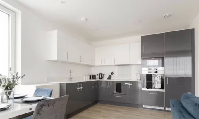 Leyton Apartment | Lovely En-suite Flat With Balcony and Parking
