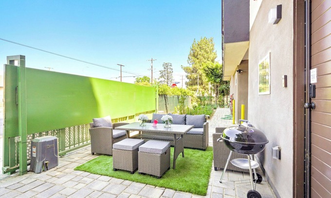 North Hills East House | Lovely Family Haven Near Universal Studios: Patio - Balcony - Free Parking