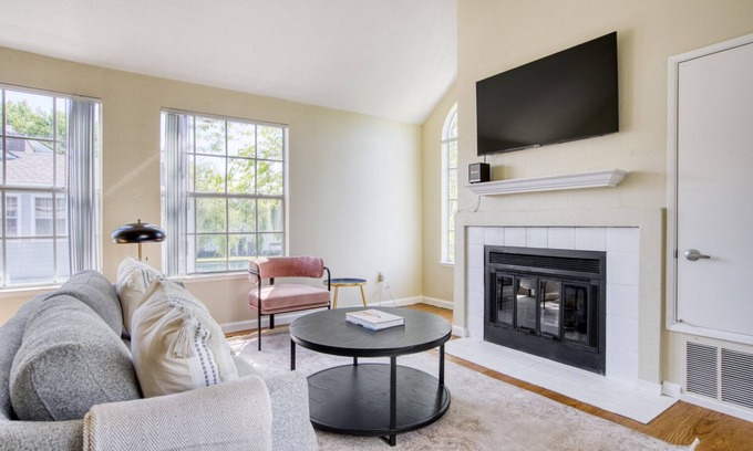 Redwood Shores Apartment | Lovely Foster City 2BR w/Gym, 2 Pools & W/D, near VISA, by Blueground
