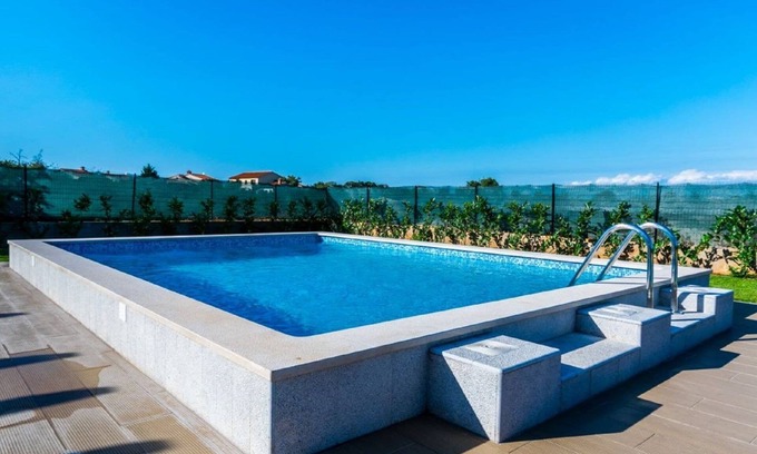 Fazana House | Lovely holiday home in Fazana with swimming pool
