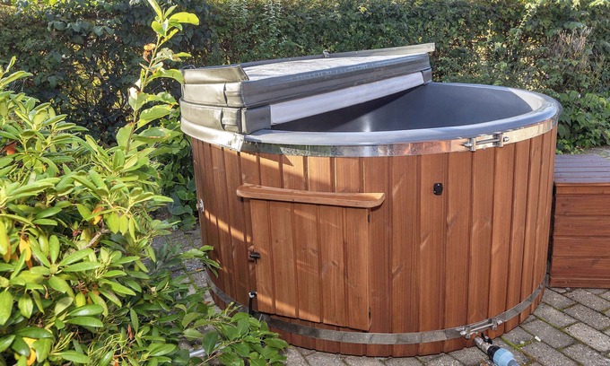 Fur House | Lovely holiday home with hot tub – 150 m to water