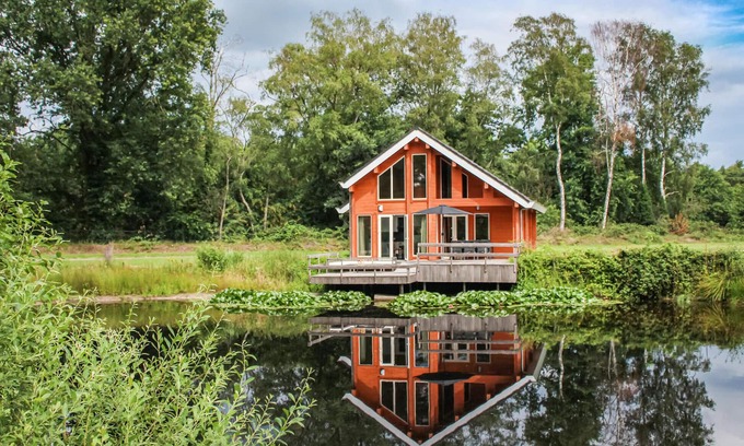 Heel House | Lovely home in HEEL with WiFi