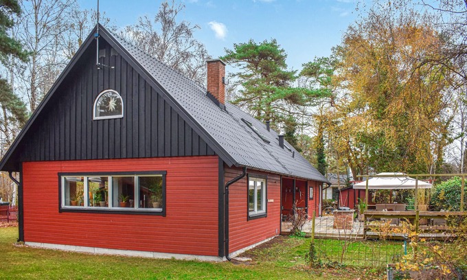 Hollviken House | Lovely home in Höllviken with kitchen