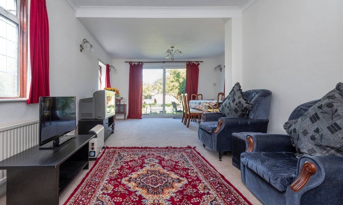 Fullwell House | Lovely home in Ilford with parking
