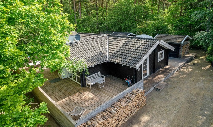 Ronde House | Lovely home in Rønde with kitchen