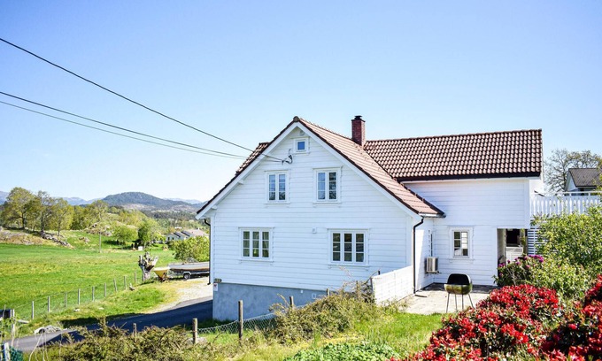 Sveio House | Lovely home in Valevåg with WiFi