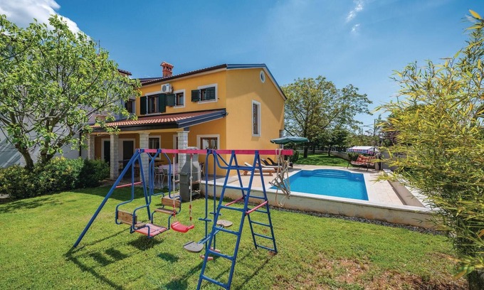 Orbanici House | Lovely home in Zminj with kitchen