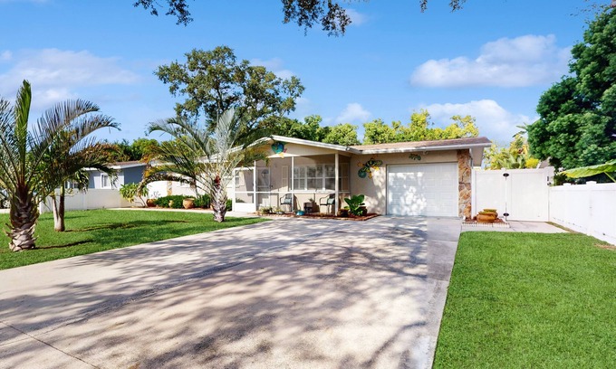 Walsingham House | Lovely home on Pinellas Trail,10 minutes to Beach, Close to shopping& Restaurats