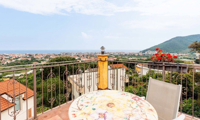 Borghetto Santo Spirito Villa | Lovely apartment in villa for 5 people with A/C, pool, WIFI, balcony, pets allowed and parking
