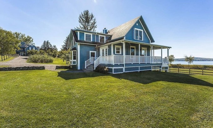 Lac-Brome House | Lovely Lac-Brome 3 Bedroom Lakefront Cottage