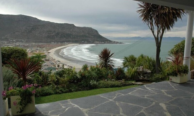 Fish Hoek House | Lovely large family House near beach, spectacular sea and mountain views.