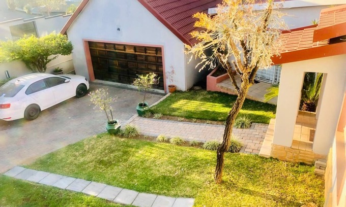 Randpark Ridge House | Lovely Modern Apartment. In the heart of Randpark Ridge, close to the shopping