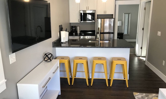 Riverfront Apartment | Lovely Modern Space - Yellow
