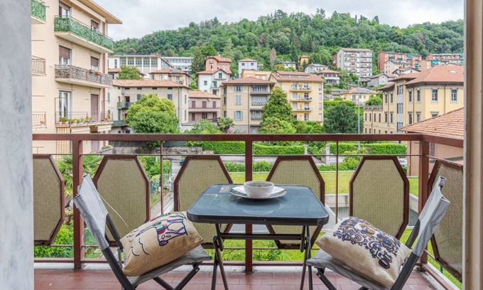 Como Apartment | Lovely & Quiet Apartment - with Balcony