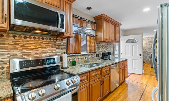 Warwick House | Lovely remodeled Home close to beach!