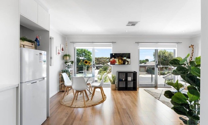 Oaklands Park House | Lovely Renovated 2BR Townhouse/WiFi/Parking