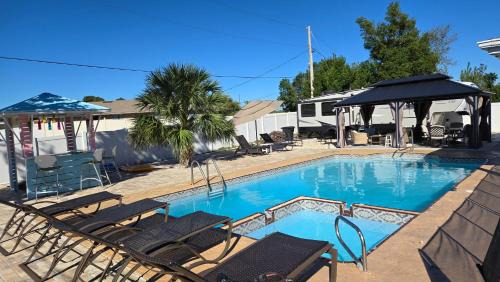 Deltona Lakes House | Lovely RV with pool and jacuzzi