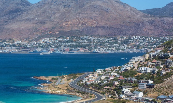 Fish Hoek House | Lovely sea, valley and mountain views from high on the mountainside! Enjoy!