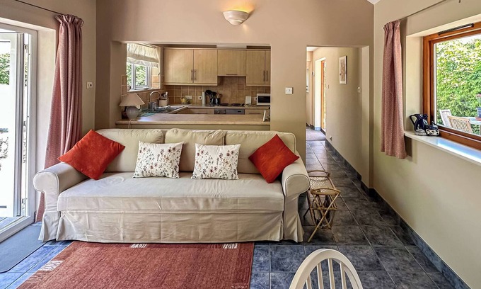 Hassocks Cottage | Lovely single-storey cottage with garden in a quiet rural location.