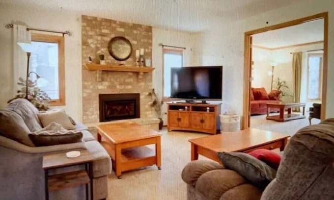 Woodbury House | Lovely, Spacious 5 Bedroom Home near Twin Cities