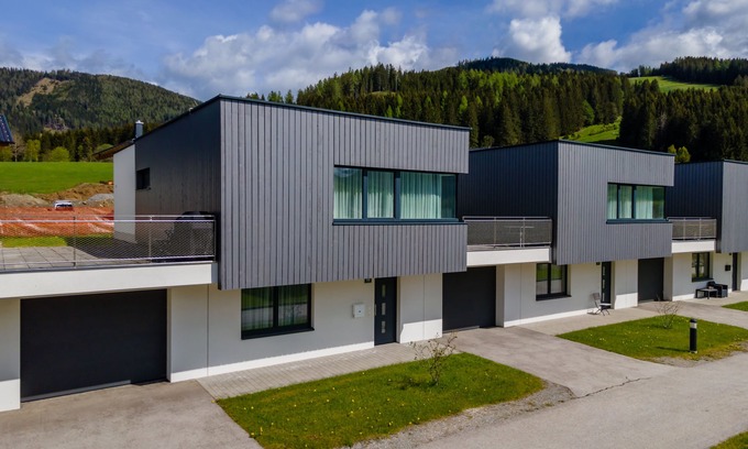 Sankt Lambrecht House | Lovely spacious house with garage by the slopes