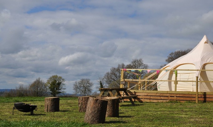 Shaftesbury Cabin | Lovely spacious lotus bell tent in Shaftesbury, UK