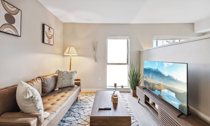 Downtown Bed & Breakfast | Lovely Studio in Santa Monica w Free Parking