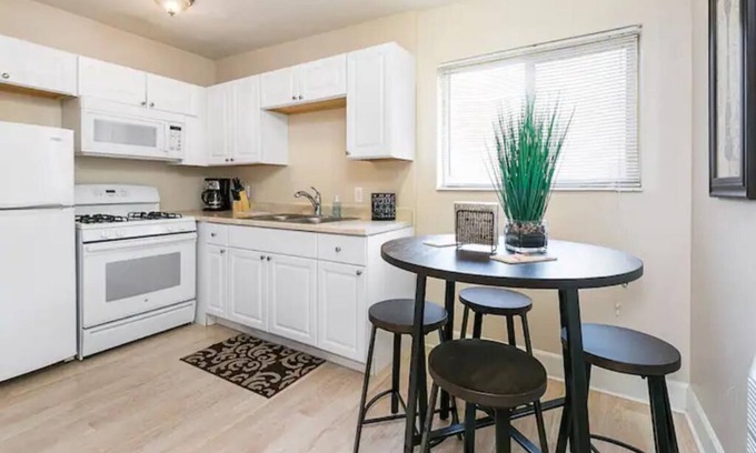 Liberty Wells Apartment | Lovely top floor corner apt in trendy SugarHouse