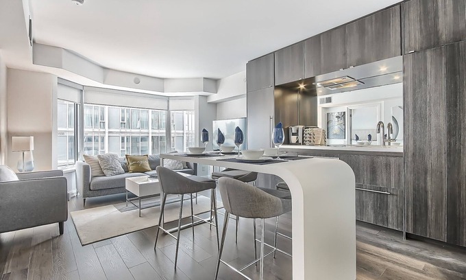 Bloor-Yorkville Apartment | Lovely Two Bedroom, Two Bathroom Condo in Heart of Yorkville