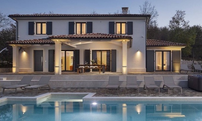 Vranje Selo Villa | Lovely Villa Arman with a pool and a jacuzzi