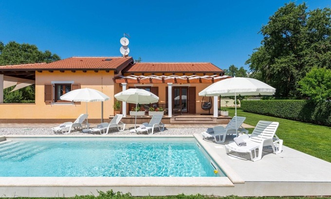 Fiorini Villa | Lovely Villa Dora with a swimming pool