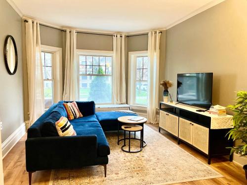 Oak Park Apartment | Lovely vintage Oak Park 3bd 1ba perfectly located near public transit & Chicago