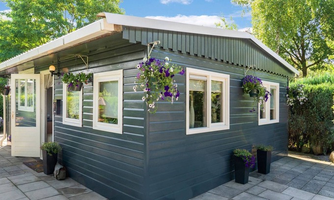 Reutum House | Lovely Wooden Chalet with garden in Reutum
