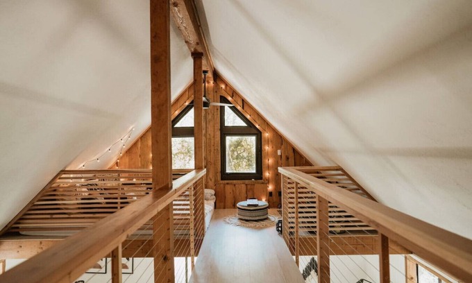 Mariposa House | Lovers nest by Casa Oso with hiking trails/pond