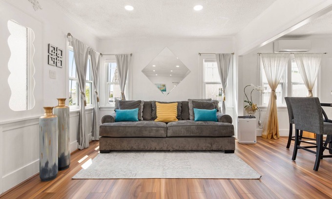 View Park-Windsor Hills House | Lovingly Restored Bungalow located near SOFI Stadium.