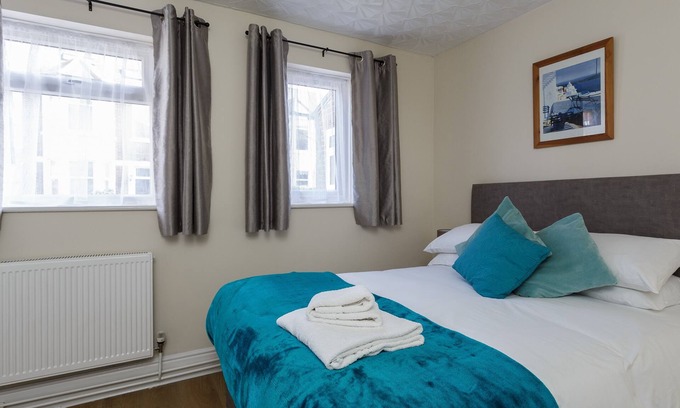 Southsea Apartment | Lowcay Apartment D Private Bathroom