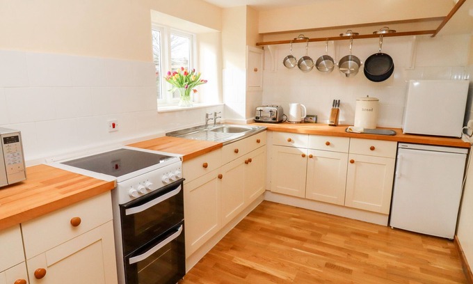 Westbrook Court Cottage | LOWER BARN, character holiday cottage, with open fire in Peterchurch