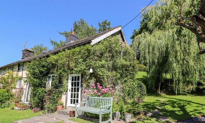Trefeglwys Cottage | LOWER DOLGENAU- THE COTTAGE, pet friendly in Llanidloes