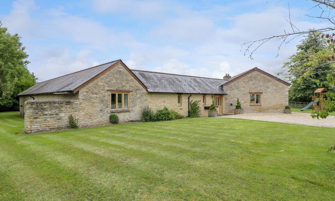 Witney Cottage | LOWER FARM BARN, pet friendly, luxury holiday cottage in Bampton