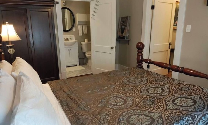 Central Gardens Apartment | Lower level 2 bedroom with Front Porch patio