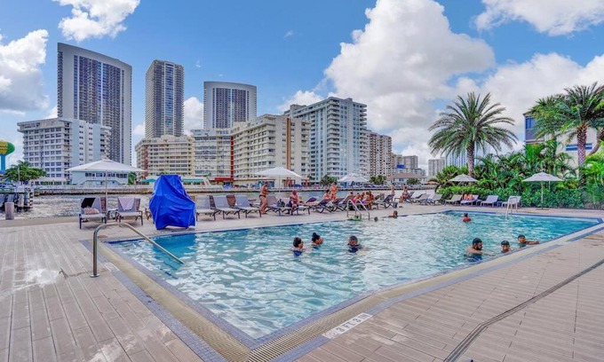 Hallandale Beach Apartment | Lower Penthouse 3BD 3BA - Beach Pool Gym