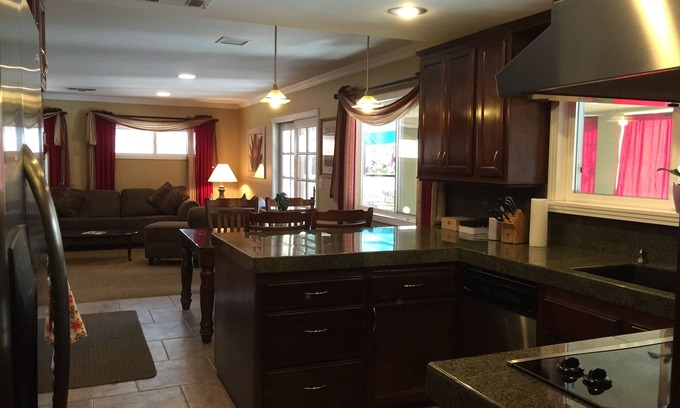 South Redlands House | LR - Beautifully Decorated 4 bedroom Home