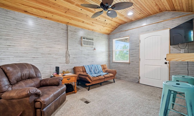 Glenwood Cabin | Lucky's Canoe & Kayak Cabin #2 - Caddo River Access!