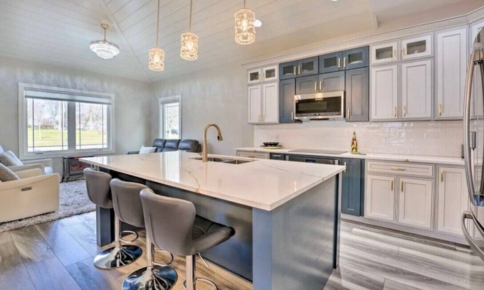 Ludington House | Ludington Beach Casita - 4 blocks from Ludington Beach and close to Marinas.