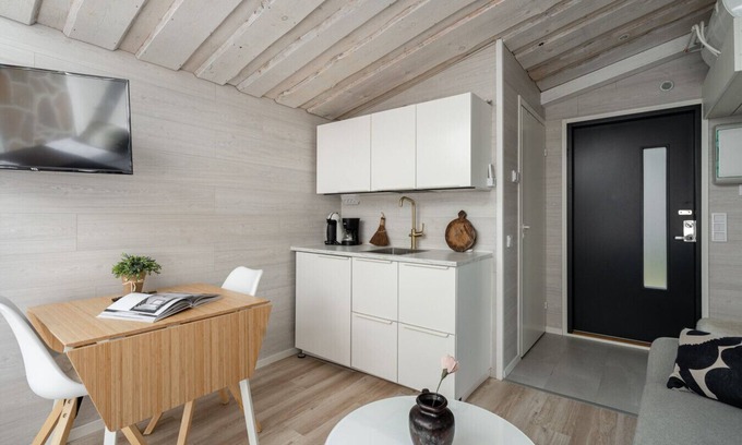 Kuusa Cabin | Luminous Lakeside Suite in Laukaa