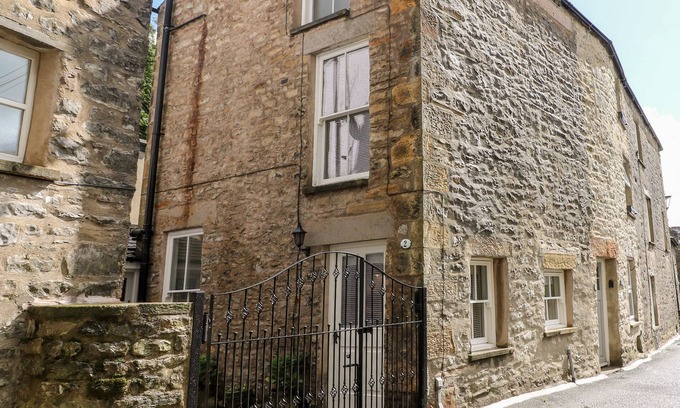 Kirkby Lonsdale Cottage | LUNE COTTAGE, pet friendly, with a garden in Kirkby Lonsdale