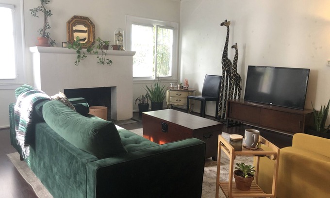 Larchmont House | Lush 2x2 Bungalow w/yard near Larchmont Village!
